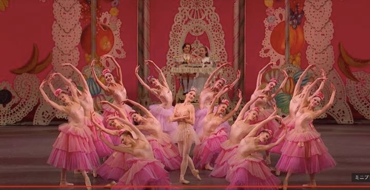 舞台関係者は今もコロナ禍にあって苦闘を続けているがバレエの世界は、このクリスマスシーズンに至って、ようやく成功確実なヒット作の上演を再開することができる。そう、「くるみ割り人形」だ。写真はニューヨーク・シティ・バレエ団の「くるみ割り人形」　 CMajorEntertainment / YouTube