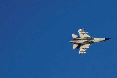 　中国国防省は８日、ペロシ米下院議長の台湾訪問への対抗措置として米軍とのハイレベル対話を停止したことについて、米は「深刻な結果」を負わなければならないと指摘した。写真は中国人員解放軍機。福建省で５日撮影（２０２２年　ロイター/Aly Song）