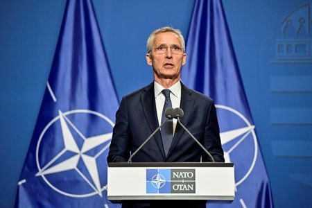６月１２日、北大西洋条約機構（ＮＡＴＯ）のストルテンベルグ事務総長（写真）は、ウクライナ向け武器供与などの支援の調整役を米国から引き継ぐ考えを示した。ブダペストで同日撮影（２０２４年　ロイター/Marton Monus）