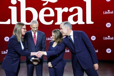 　イプソスがカナダ国民に支持政党を尋ねた世論調査で、政権与党で左派の自由党が３８％と、中道右派の保守党の３６％を上回って逆転した。写真は、自由党党首候補者ら。２月２６日、モントリオールで撮影（２０２５年　ロイター/Evan Buhler）