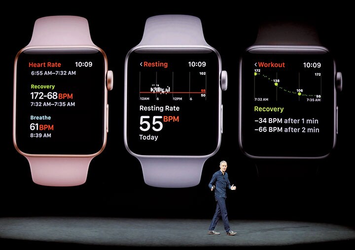 アップルウオッチシリーズ３を発表するジェフ・ウィリアムズCOO（最高執行責任者）　Stephen Lam-REUTERS