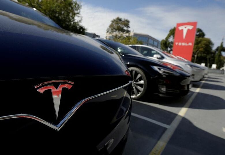 豪シドニーのテスラのディーラーに展示されたモデルX。2017年5月撮影。  REUTERS/Jason Reed