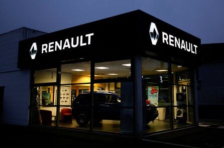 １２月７日、仏自動車メーカー、ルノーは、新しいモビリティー部門「モビライズ」のトップで、グループの副最高経営責任者（ＣＥＯ）であるクロチルド・デルボス氏の退任を発表した。仏ナントのルノー販売店で１月撮影（２０２２年　ロイター/Stephane Mahe）