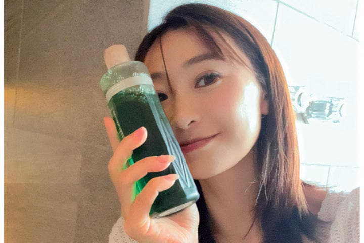 東京、北海道、京都など各地を紹介したり、商品をPRしたりするだけでなく、商品ブランディングも手掛ける（写真は、孫が企画に携わった温泉成分配合のシャンプー「ONSENSOU」）　COURTESY OF LINPING ZAI RIBEN