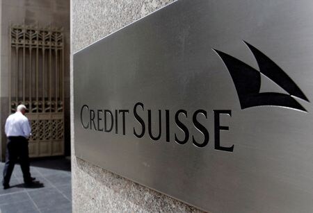 　１１月１８日、スイスの金融大手クレディ・スイスの国内の投資銀行事業は、先月発表した再編計画の影響をほとんど受けない見通しと、スイス部門の責任者、イェンス・ハース氏が現地紙ラジェフィに明らかにした。写真はクレディ・スイスのロゴ。２０１６年７月、ニューヨークで撮影（２０２２年　ロイター/Brendan McDermi）