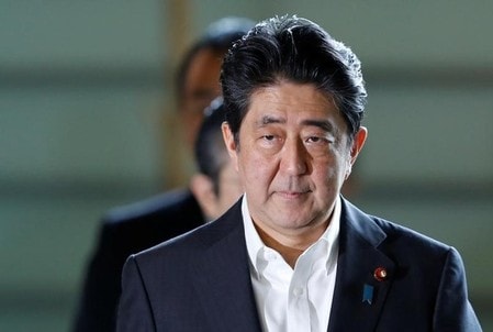 ９月３日、安倍晋三首相とトランプ米大統領は北朝鮮問題について電話で会談し、日米韓の３カ国で連携し、核とミサイル開発を進める北朝鮮への圧力を強めることで一致した。写真は首相官邸で７月撮影（２０１７年　ロイター/Toru Hanai）