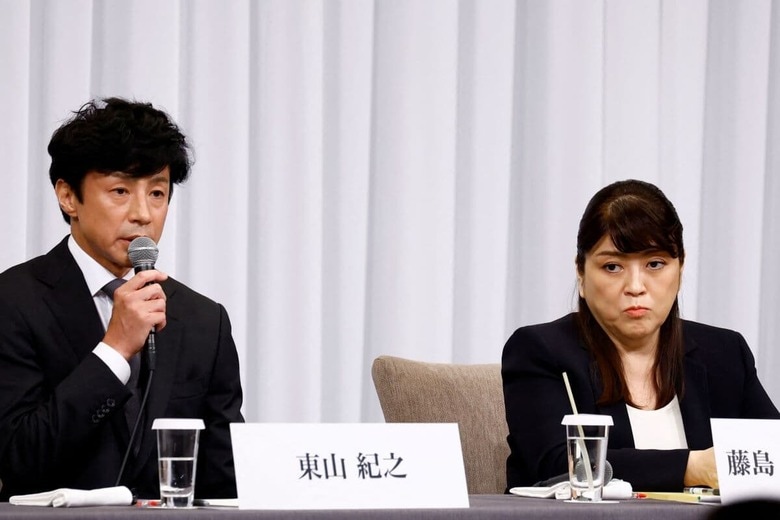 会見に臨む新社長の東山と前社長の藤島　Kim Kyung-Hoon-Reuters