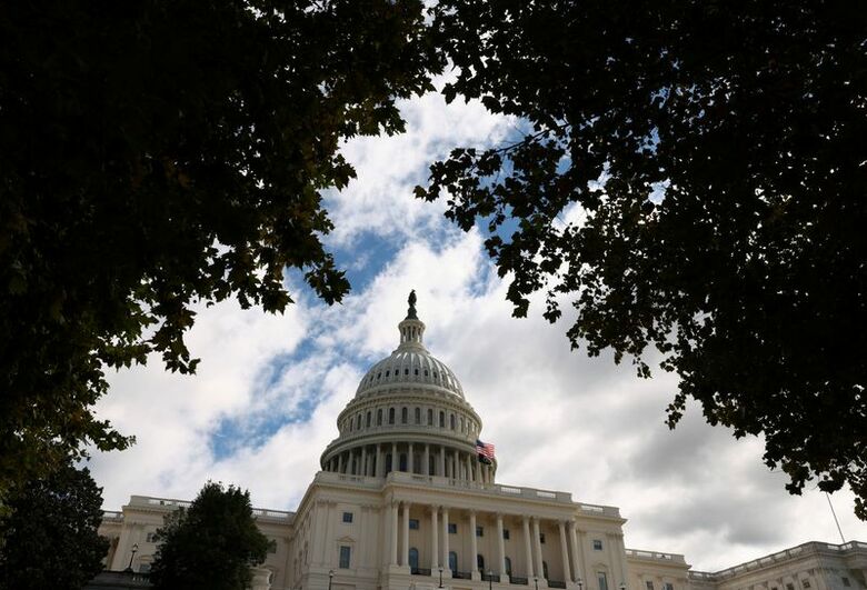 写真は米連邦議会議事堂。10月12日、ワシントンで撮影。REUTERS/Kevin Lamarque