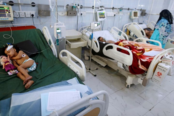 ジフテリアにかかったイエメンの子供たち（サヌア）　Khaled Abdullah-REUTERS