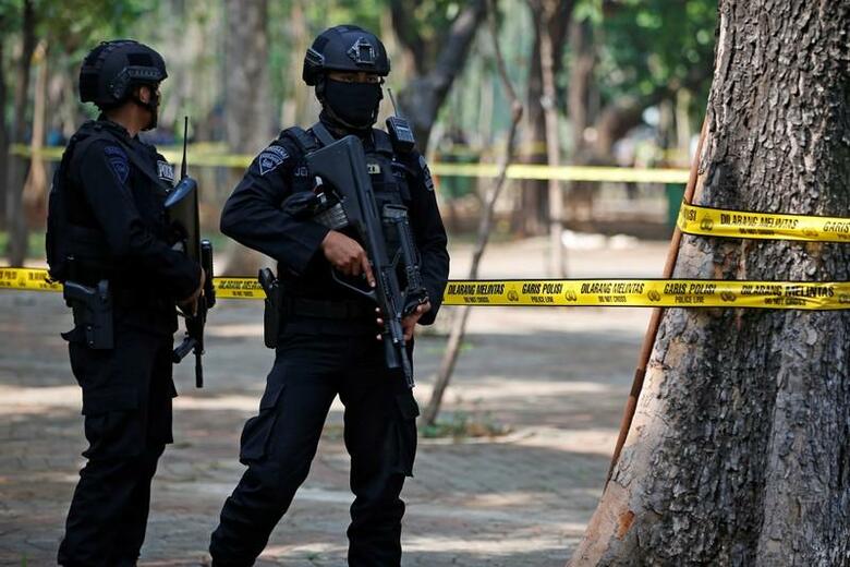インドネシアの首都ジャカルタ中心部にある公園で、爆発があり、警察によると、発煙弾が爆発したとみられ、少なくとも２人が負傷した。写真は爆発を受けて警戒にあたる武装警官。ジャカルタで撮影（２０１９年　ロイター／Willy Kurniawan）