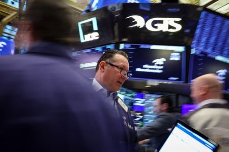 　３月１０日、シティは、今後数カ月で米経済がもはや他国をアウトパフォームしない可能性があるとして、米国株の投資判断を「ニュートラル」に引き下げた一方、中国株は「オーバーウエート」に引き上げた。写真は米ニューヨークにあるニューヨーク証券取引所で２月撮影（２０２５　ロイター／Brendan McDermid）