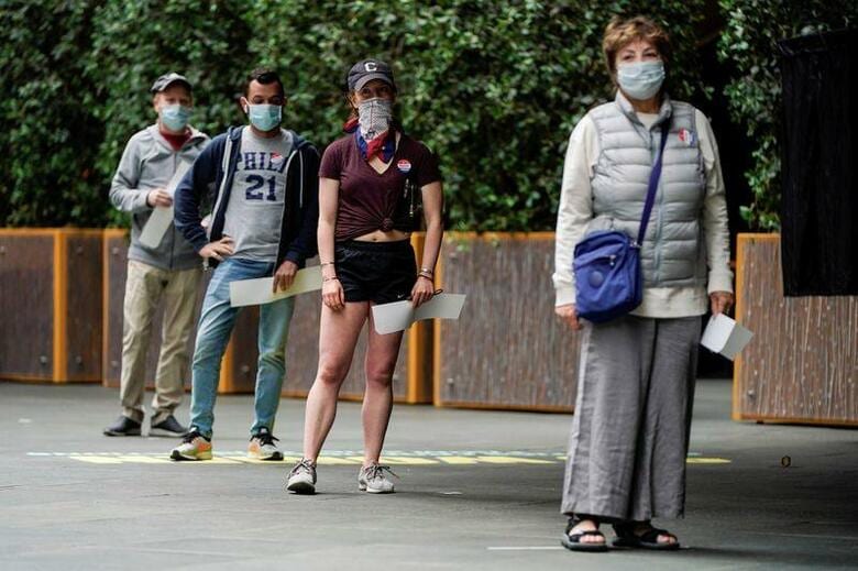米国では18日、少なくとも６州で新型コロナウイルスの１日当たりの新規感染者が過去最多を更新し、複数の都市でマスク着用義務化の動きが強まった。２日撮影（２０２０年　ロイター/Joshua Roberts）