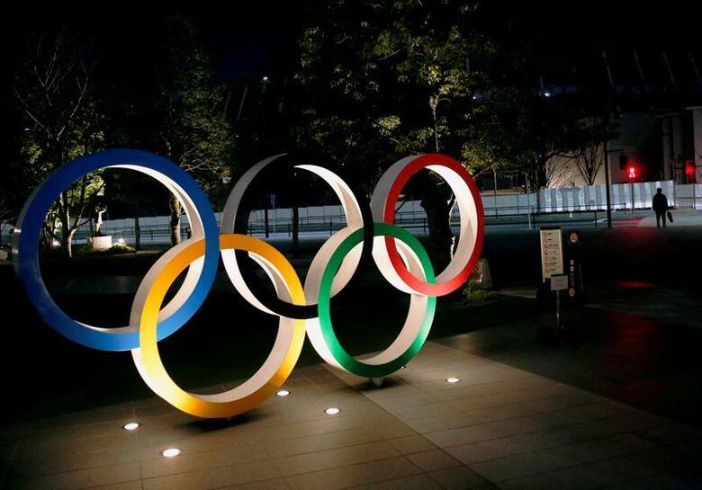 政府は今夏に開催する東京・五輪パラリンピック大会について、海外からの一般観客の受け入れを見送る方針を固めた。写真は、都内の新国立競技場前に設置された五輪マーク。2021年1月22日に撮影。（2021年　ロイター／Kim Kyung-Hoon）