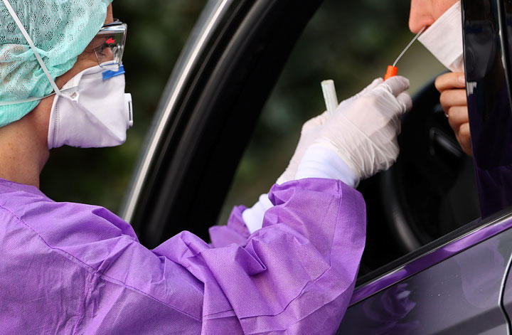 ドイツで行われたドライブスルー形式のPCR検査のデモンストレーション　Kai Pfaffenbach-REUTERS