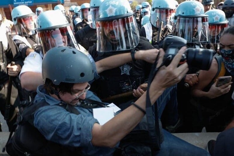 米イリノイ州シカゴで８月１９日、民主党全国大会の会場を囲む警備フェンスの一部を数十人の抗議者が突破し、機動隊が現場で対応に当たっている（２０２４年　ロイター/Marco Bello）