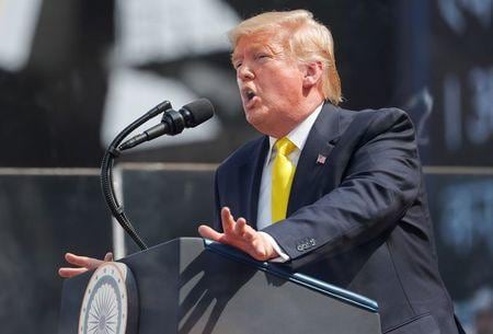 　２月２４日、トランプ米大統領（写真）は就任後初めてのインド訪問で、西部グジャラート州で開かれた大規模集会に登壇し、米政府はドローンやヘリコプター、ミサイルシステムなどの軍事装備品をインドに提供する用意があると表明した。写真は演説する大統領（２０２０年　ロイター／Al Drago）