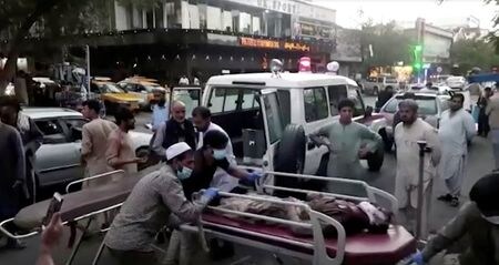 　８月２７日、アフガニスタンの首都カブールの空港周辺で起きた２回の爆発で死亡した民間人は少なくとも７２人に上ると、現地の病院やイスラム主義組織タリバンの関係者が明らかにした。写真はＴＶから。提供写真（２０２１年　ロイター／1TV）