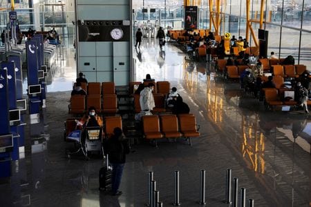 中国運輸省の推計によると、３─５日の清明節連休期間中の国内旅行客数は５３７８万人だった。写真は２０２０年１２月、北京首都国際空港で撮影（２０２２年　ロイター/Tingshu Wang）