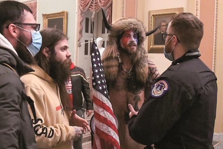 1月6日、議事堂に乱入したトランプ支持派の「水牛男」　MIKE THEILERーREUTERS