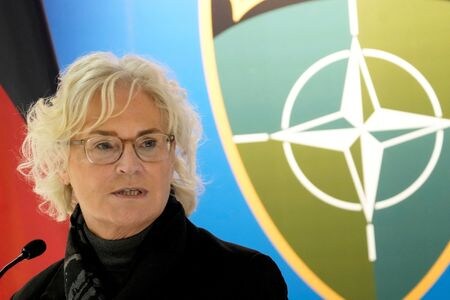 ２月２２日、ドイツのランブレヒト国防相はロシアがウクライナ東部の親ロシア派地域を独立国家として承認したことを受け、ドイツはリトアニアを含む北大西洋条約機構（ＮＡＴＯ）東部にさらに軍を派遣する可能性があると述べた。写真は同日、リトアニアのルクラ基地で記者会見するランブレヒト国防相（２０２２年　ロイター／Ints Kalnins）