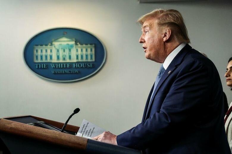 トランプ米大統領は16日、新型コロナウイルス感染拡大防止に向けた指針を強化し、10人以上の集会や不要不急の旅行、レストランやバーでの飲食を避けるよう促した（2020年　ロイター/LEAH MILLIS）