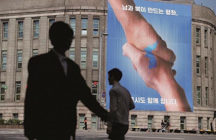 2018年5月にソウルで行われた南北首脳会談のポスター　JORGE SILVAｰREUTERS