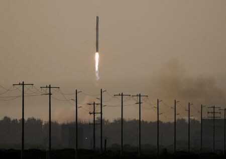 　１１月１５日、イーロン・マスク氏率いる宇宙企業スペースＸが、既存株式の売却を１２月に開始する準備を進めていることが関係者の話で分かった。２０２１年９月撮影（２０２４年　ロイター/Gene Blevins）