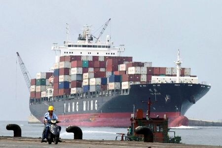 台湾財政部が発表した４月の輸出は前年比１．３％減の２５２億４０００万ドルだった。２カ月連続で小幅な減少となった。写真は２０１０年７月、台湾北部の基隆港で撮影（２０２０年　ロイター/Pichi Chuang）