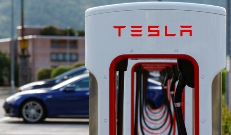 　５月１７日、リチウム生産を手掛ける豪資源会社キッドマン・リソーシズは、電気自動車（ＥＶ）のバッテリーで使われる水酸化リチウムの供給契約を米ＥＶ大手テスラと結んだと発表した。写真はテスラのロゴ。スイスにあるテスラの充電ステーションで９日撮影（２０１８年　ロイター／ARND WIEGMANN）