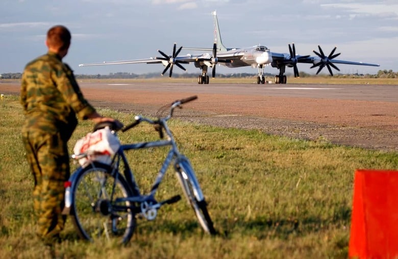 ウクライナ軍のドローン攻撃を受けたロシア南西部のエンゲリス空軍基地（同基地からTU95爆撃機が飛び立つ様子、2008年撮影）　Sergei Karpukhin-REUTERS
