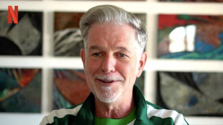 ネットフリックスが発表した第3・四半期の契約件数は、「イカゲーム」人気が呼び水となり予想を超えて増加。投資家向けのビデオレターにリード・ヘイスティングスCEOは「イカゲーム」と同じジャージ姿で登場した。Netflix Investor Relations / YouTube