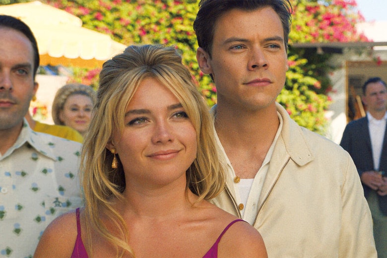 砂漠の中に開発された新興住宅地でアリスとジャックは夢のような新婚生活を送っていたが……　©2022 WARNER BROS. ENT. ALL RIGHTS RESERVED.