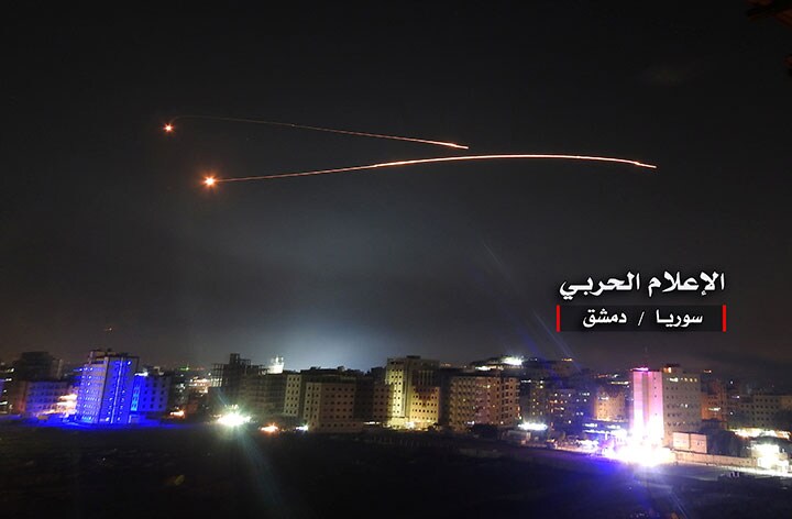 シリアのダマスカス上空を飛ぶミサイル。イランの軍事拠点を狙ったイスラエル軍のものと思われる（5月10日） Hezbollah Media Office/REUTERS