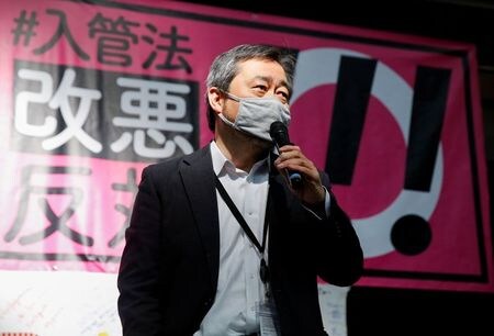 　４月２２日、入管法改正案に反対する弁護士や人権団体は、国会内で集会を開き、現在審議中の同法案は移民・難民の排除につながるもので人権侵害だなどと訴えた。写真は全国難民弁護団連絡会議の大橋毅弁護士（２０２１年　ロイター／Akira Tomoshige）