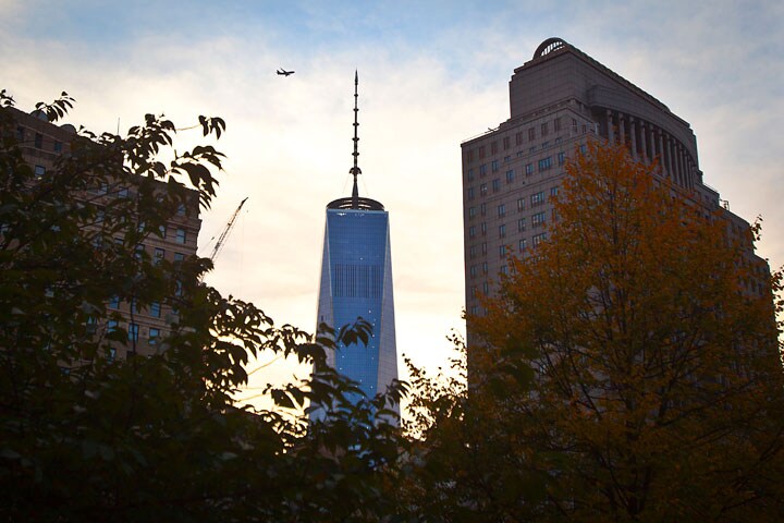 テロの現場、ニューヨークのグラウンド・ゼロにはいま新しいワールド・トレード・センターの高層建築がそびえる　Carlo Allegri-REUTERS