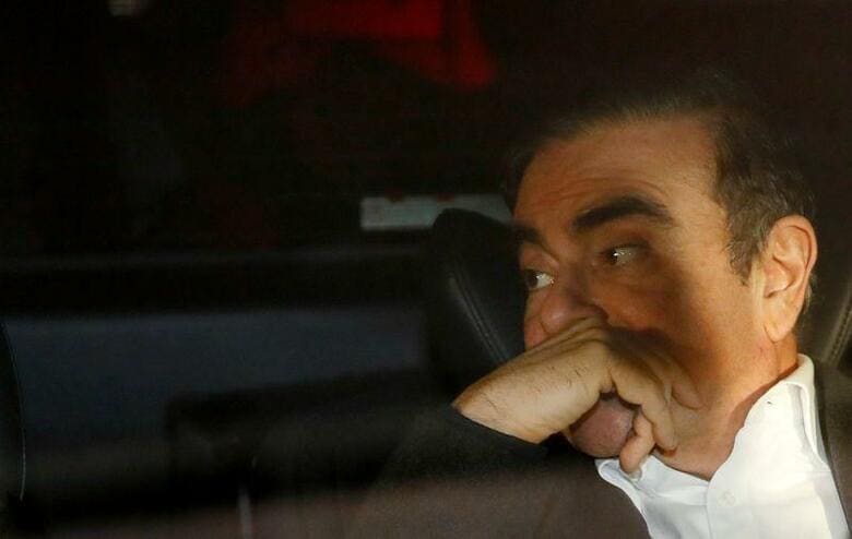 日産自動車のカルロス・ゴーン元会長は、「不正に操作された」日本の司法制度から逃れるとして、国籍を持つレバノンに渡った。写真は東京都内の弁護士事務所を後にするゴーン氏。2019年3月撮影（2020年　ロイター/Issei Kato）