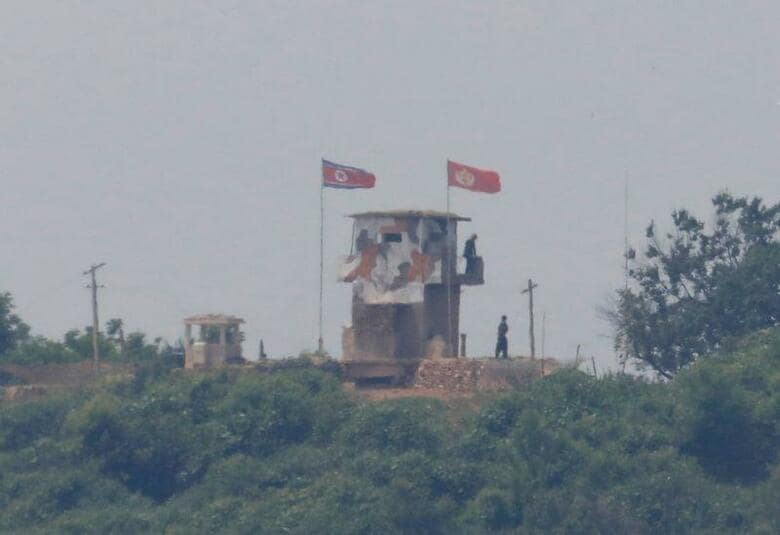 北朝鮮が発表した新型コロナウイルスに感染した疑いがある脱北者について、韓国当局は2017年に韓国に亡命し、先週、北朝鮮に戻ったと説明している。この脱北者には、韓国で性的暴行で逮捕状が出ていたとされるが、詳しい背景などはまだ分かっていない。写真は北朝鮮側にある監視施設。6月17日、軍事境界線近くの韓国坡州市で撮影(2020年　ロイター/Kim Hong-Ji)