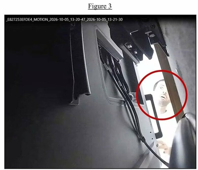 隠し録音装置を確認するとされる元従業員のアブドルラフマン・アルフォザン被告（３５）。10月5日、米カリフォルニア州サンフランシスコで撮影。米司法省提供。REUTERS