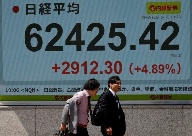 株価ボード。5月7日、都内で撮影。REUTERS/Kim Kyung-Hoon