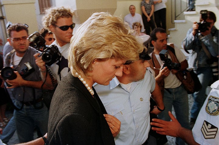 96年9月に知人の葬儀でギリシャを訪れたダイアナをメディアが囲む　REUTERS