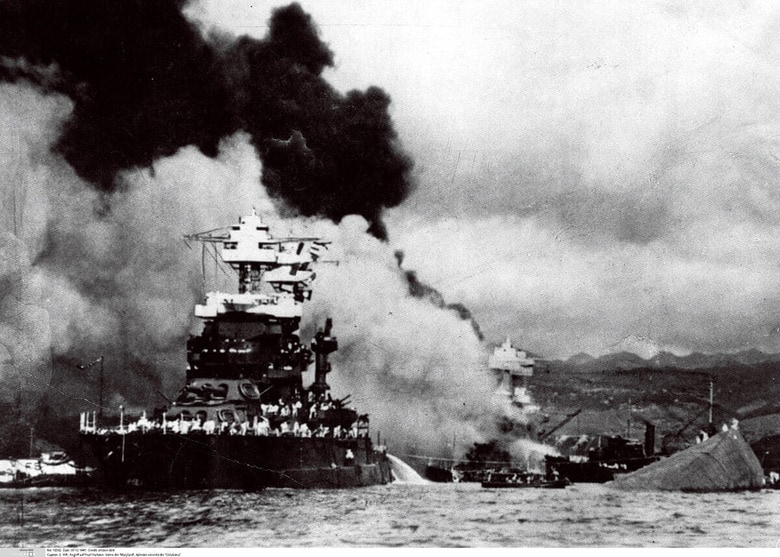 真珠湾で日本軍の攻撃を受けて転覆する戦艦オクラホマ　ULLSTEIN BILD／GETTY IMAGES