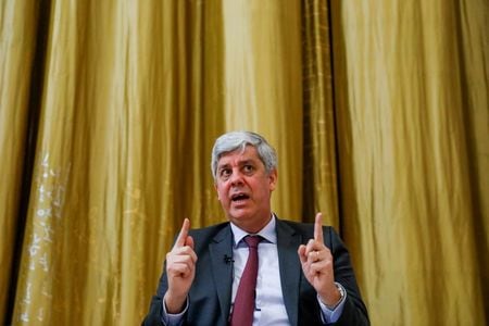 ポルトガル中央銀行のセンテノ総裁は２８日、欧州中央銀行（ＥＣＢ）の緩和的な金融政策は当面続くとの見方を示した。写真はセンテノ総裁。３月１５日撮影（２０２１年　ロイター/Pedro Nunes）