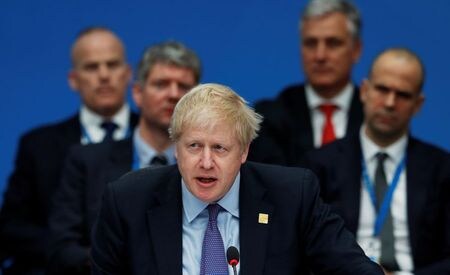 　１２月５日、英国のジョンソン首相（写真中央）は、欧州連合（ＥＵ）から離脱して２０２０年末までにＥＵと自由貿易協定（ＦＴＡ）を締結できない事態は「絶対に起きない」と述べた。写真は英ワトフォードで４日撮影（２０１９年　ロイター／Peter Nicholls）