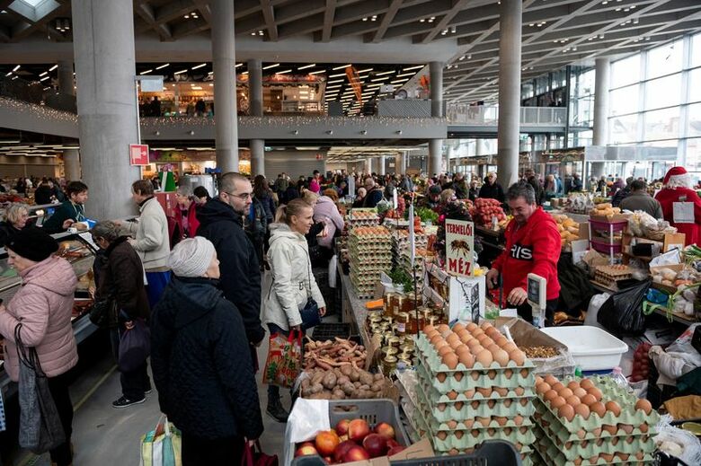 市場で食料品を買う人々。2022年12月、ブダペストで撮影。REUTERS/Marton Monus