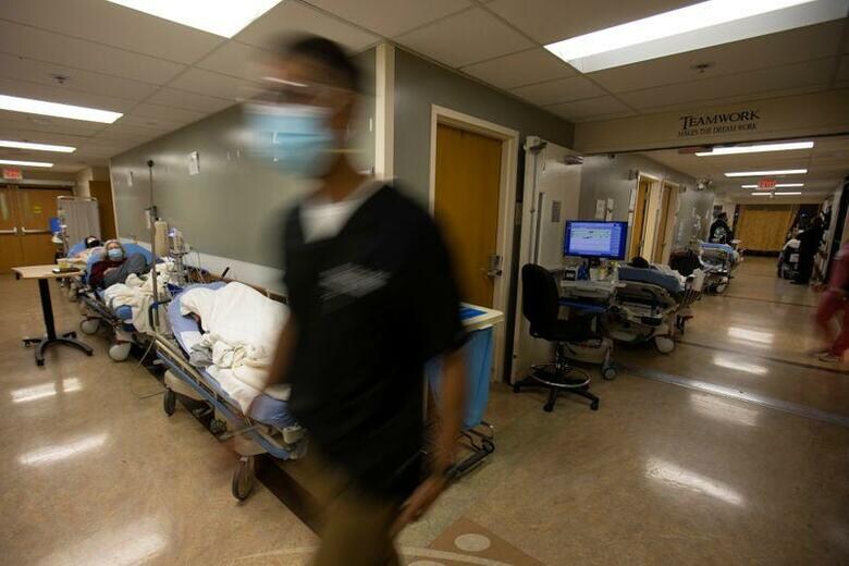 ロイターの集計によると、米国の新型コロナウイルス感染症による死者が19日、40万人を突破した。カリフォルニア州アップルバレーの病院で12日撮影（2021年　ロイター/MIKE BLAKE）