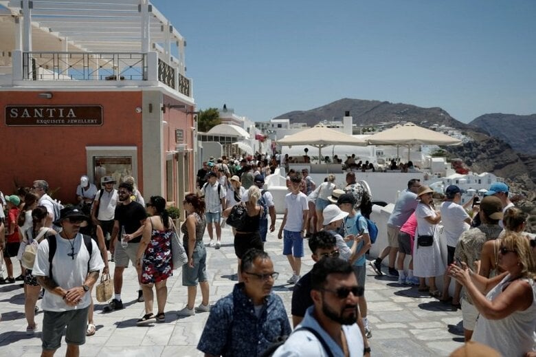2025年7月1日、ギリシャのサントリーニ島。REUTERS/Louiza Vradi