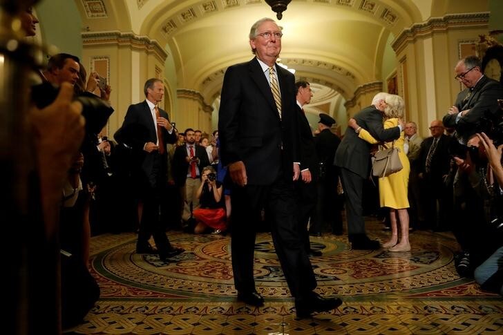 ７月２５日、米上院は本会議で、共和党が調整を進めてきた医療保険制度改革（オバマケア）代替法案を否決した。写真中央は共和党のマコネル上院院内総務。連邦議会議事堂で撮影（２０１７年　ロイター/Aaron P. Bernstein）