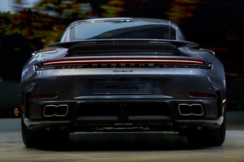 写真はポルシェの９１１ターボＳ。2025年9月、ミュンヘンで撮影。 REUTERS/Kai Pfaffenbach