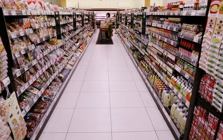　４月７日、日銀が７日に発表した２０２１年３月の「生活意識に関するアンケート調査」（第８５回）によると、１年後の物価が「上がる」と予想する回答者は６２．４％となり、前回１２月調査の６０．０％から増加した。写真は千葉で昨年５月撮影（２０２１年　ロイター／Kim Kyung-Hoon）