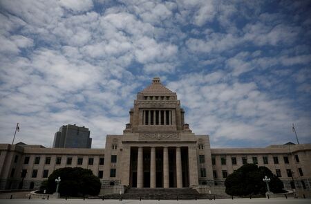 　１２月２日、物価高や世界経済の減速懸念に対応する２０２２年度第２次補正予算が、参院本会議で与党などの賛成多数で可決、成立した。国会議事堂前で２０２１年５月撮影（２０２２年　ロイター/Kim Kyung-Hoon）